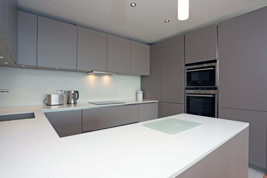 2.-Basalt-grey-kitchen-with-peninsula-1536x1024 (2)