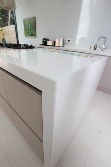 White-quartz-kitchen-worktop