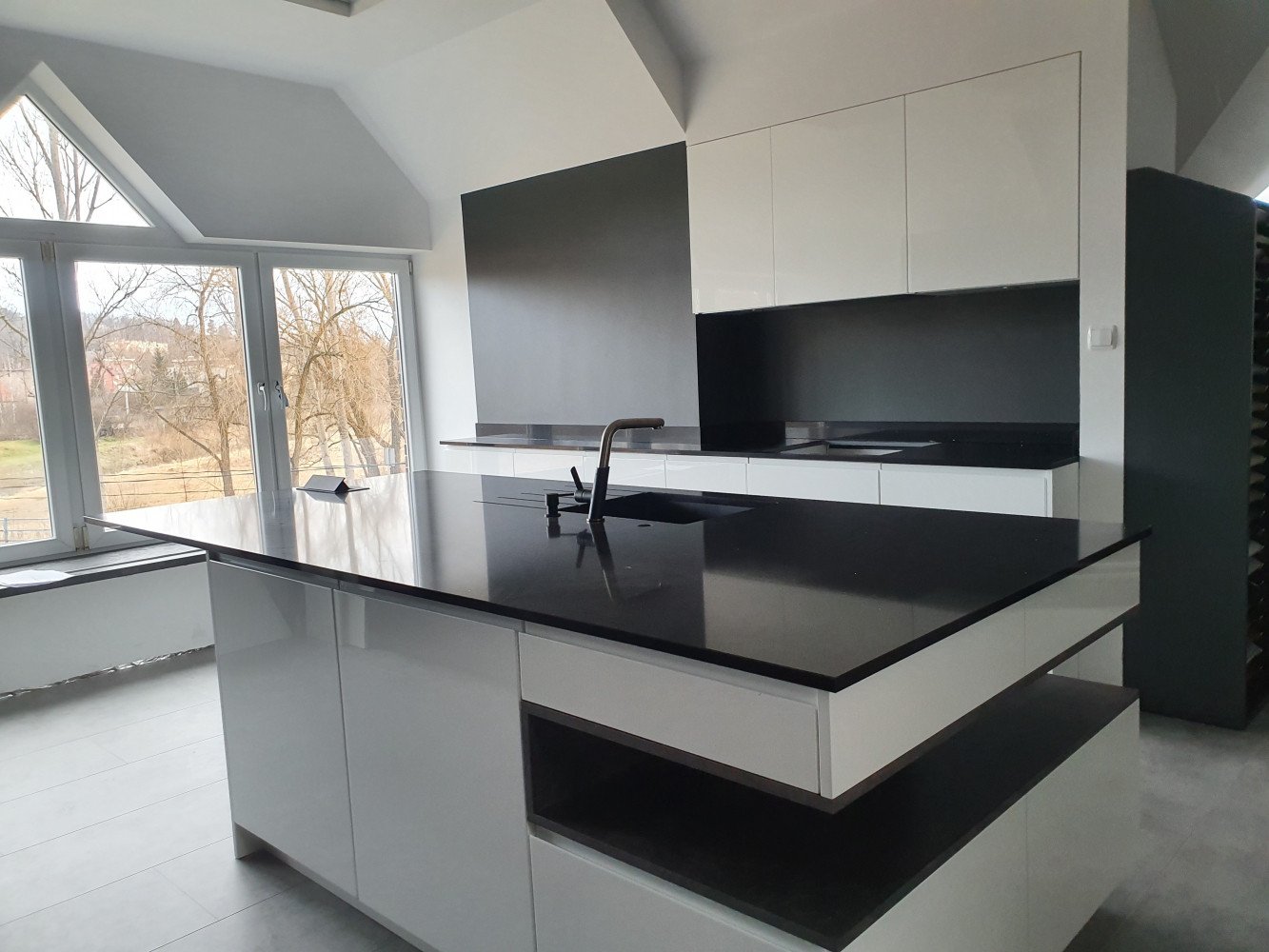 Technistone-Brilliant-Black