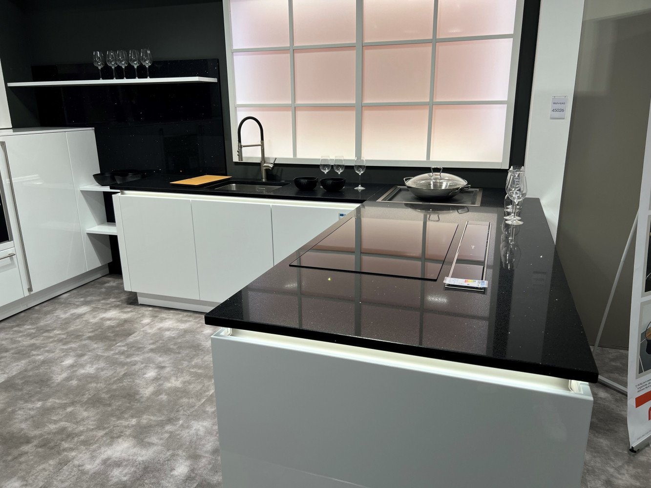 Technistone-Starlight-Black-Installation