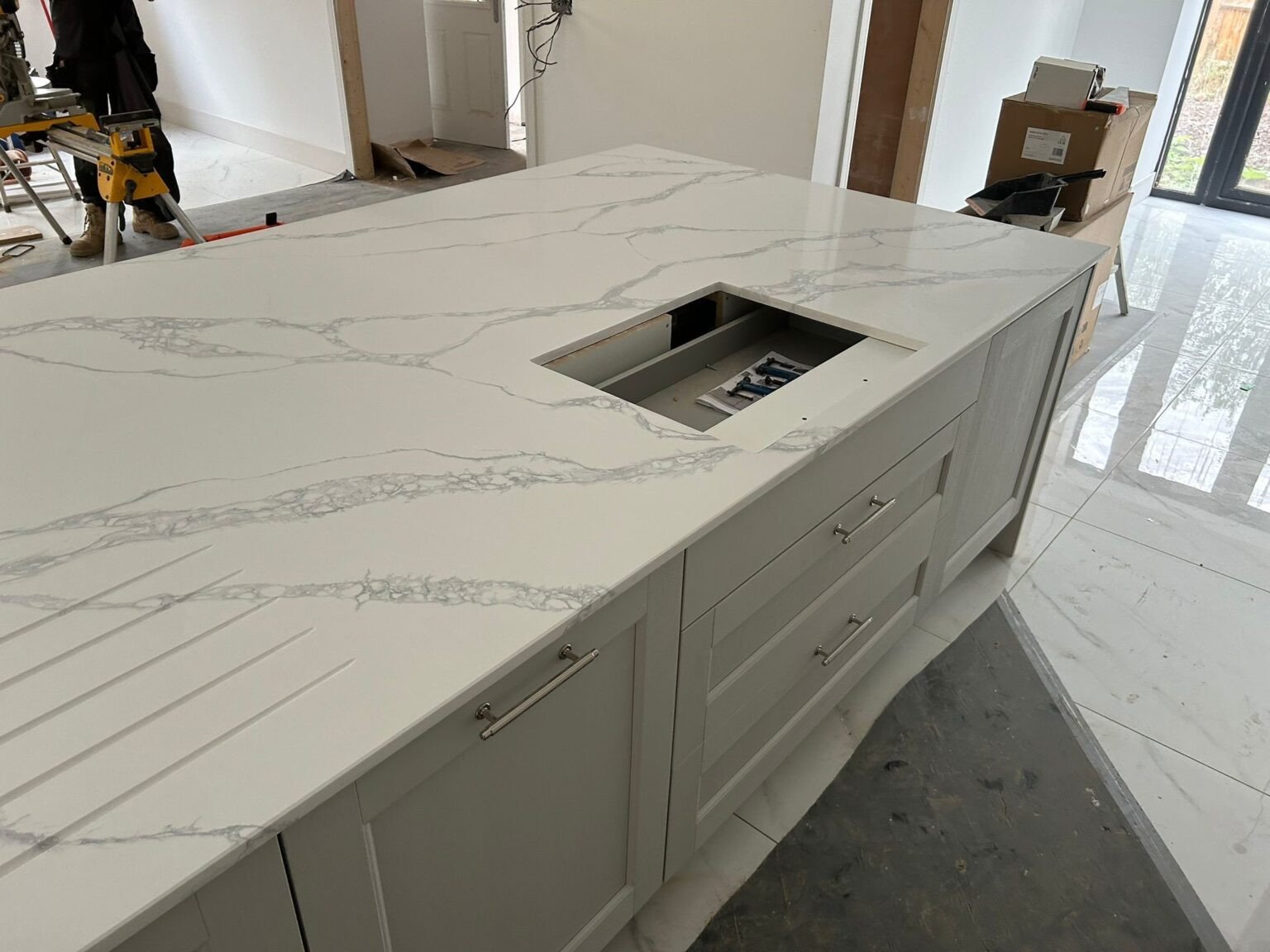 Levante-Grey-installation